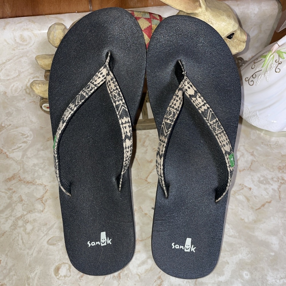 Black and White Geometric Pattern Straps Sanuk flip flops Size‎ 8.5 Ladies